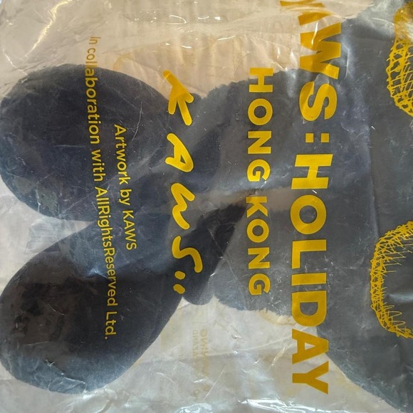 Kaws: Holiday -Hong Kong 20" Inch Plush (BLACK) 100%‎ Authentic - Picture 6 of 7